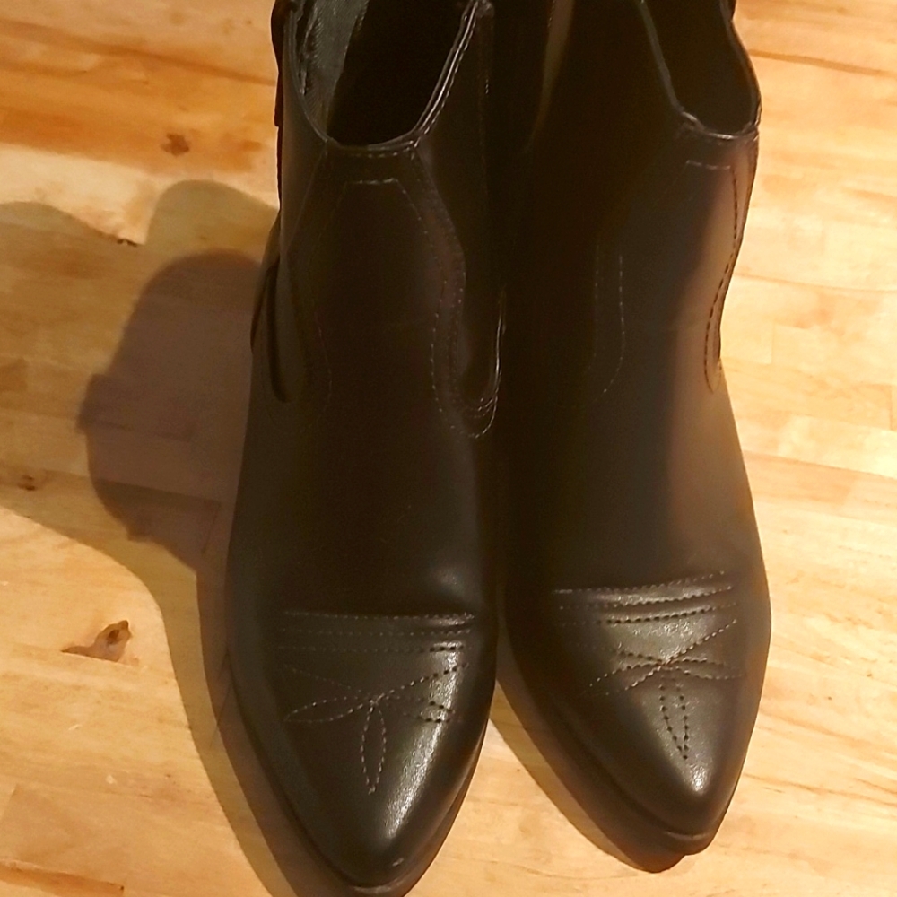 SODA Black Ankle Cowboy Boots/ Sz 7/ Mint Condition